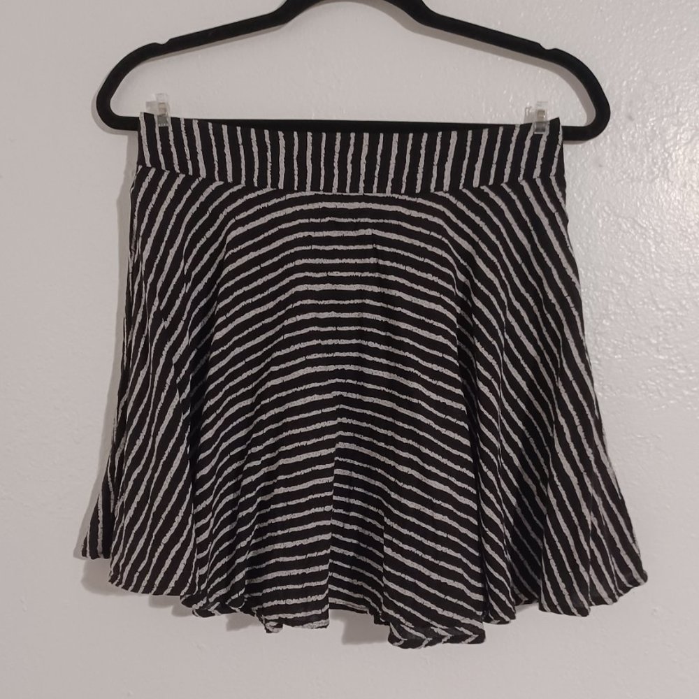Forever 21 womens medium high waist mini skater circle skirt black white stripes